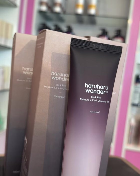Haruharu Wonder Black Rice Moisture 5.5 Soft Cleansing Gel at Skinlab